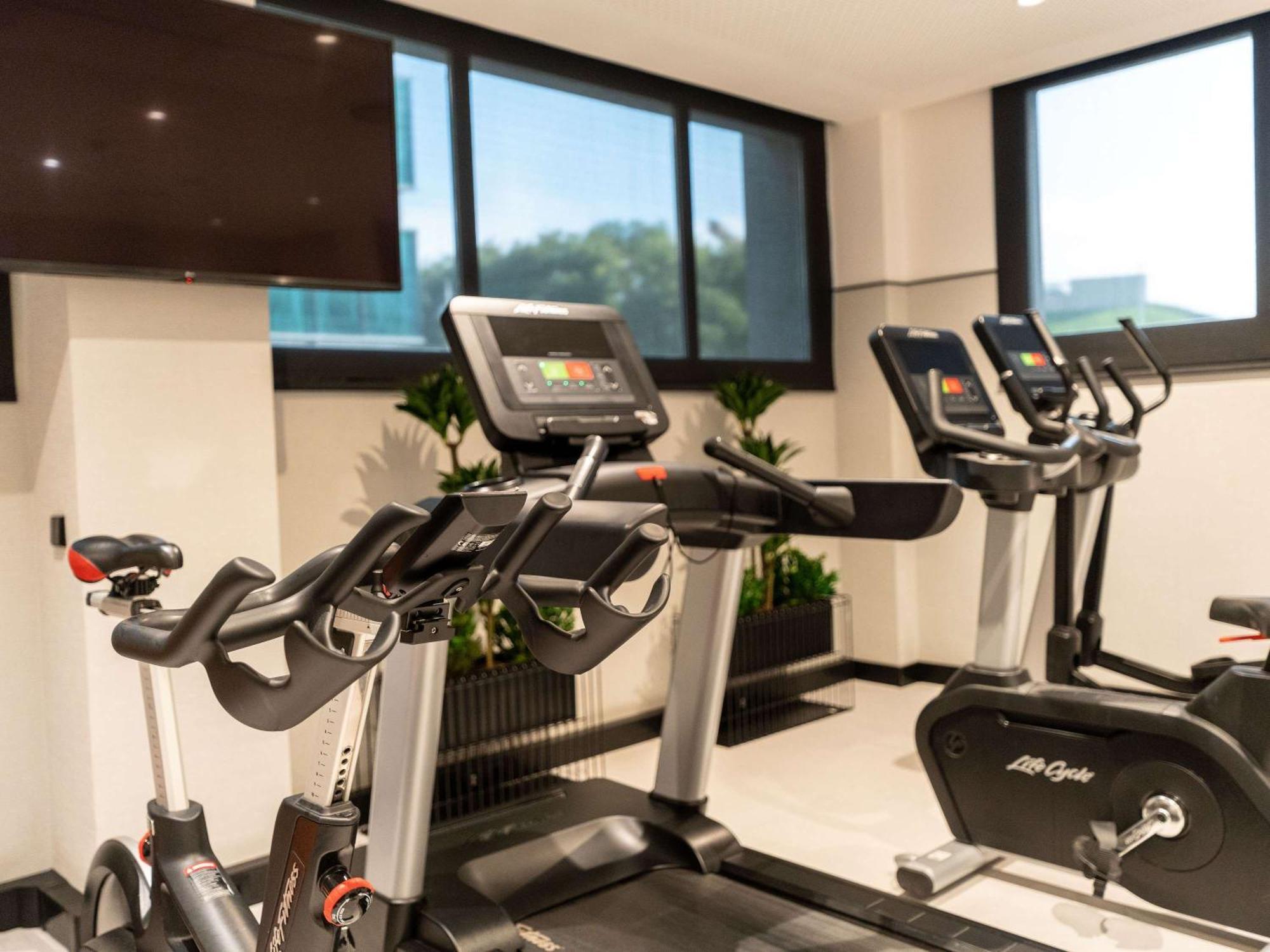 Pullman Madrid Airport & Feria Hotel Bagian luar foto