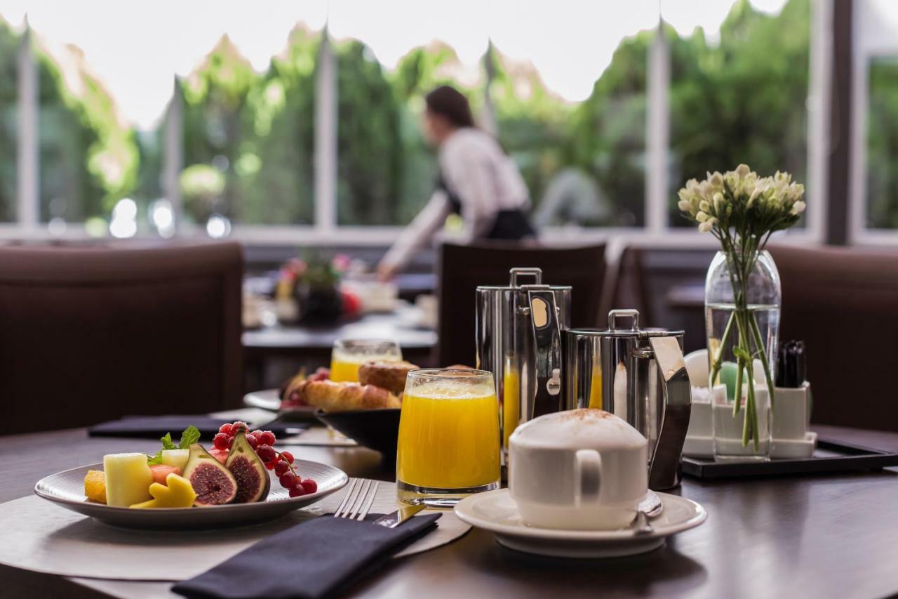 Pullman Madrid Airport & Feria Hotel Bagian luar foto